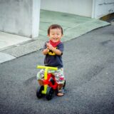 歩き始めた1歳児にオススメの乗用玩具、Scooterooを紹介します。